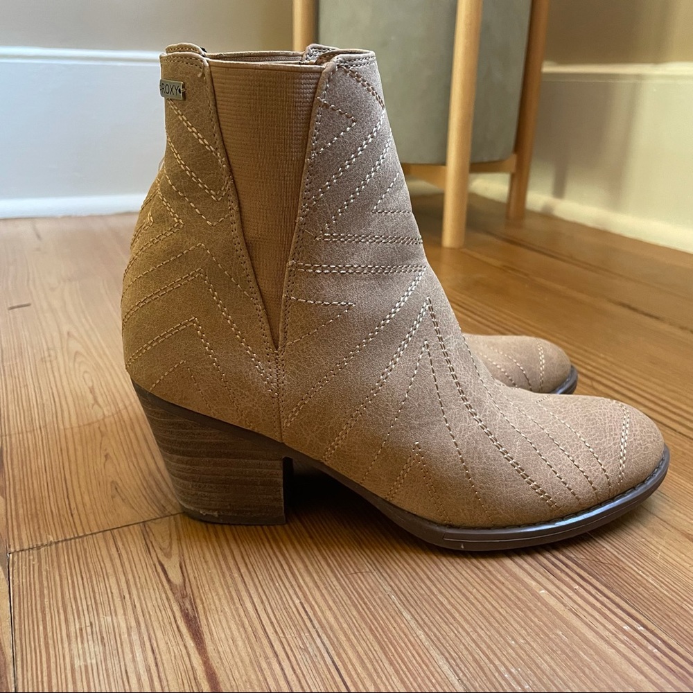 Roxy beige pattern boot SIZE 7